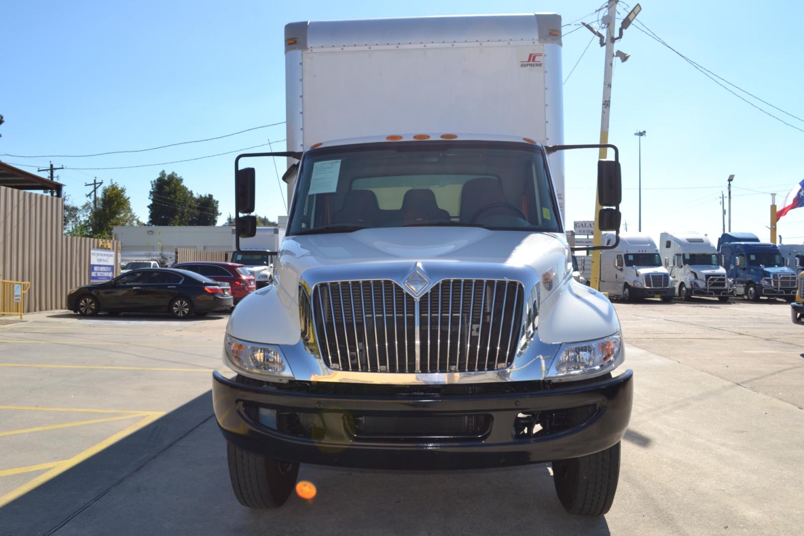 2016 WHITE /BLACK INTERNATIONAL 4300 with an CUMMINS ISB 6.7L 220HP engine, ALLISON 2100HS AUTOMATIC transmission, located at 9172 North Fwy, Houston, TX, 77037, (713) 910-6868, 29.887470, -95.411903 - Photo#1